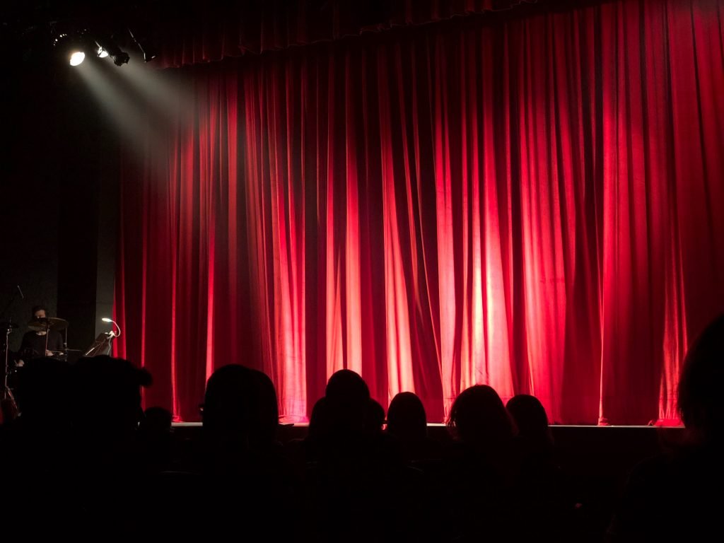 Bühne mit rotem, geschlossenem Vorhang