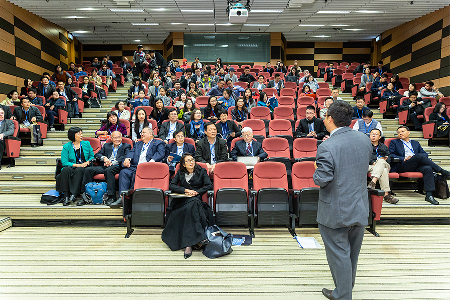 Ein Professor hält einen Vortrag vor einem vollen Hörsaal